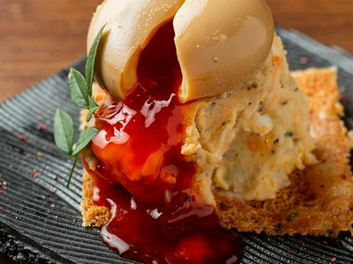 焼鳥に負けず劣らず。新鮮鶏専門店だからこそできる、店長イチオシメニュー『とろ～り卵の燻製ポテサラ』