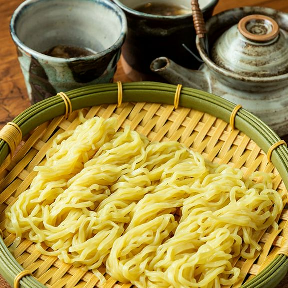 ちぢれ麺とつけ汁の好相性を楽しむ。コクと旨みが抜群で、蕎麦通もうなる旨さ!『つけ麺 一鳥鴨そば』