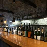 ワインカーブを彷彿とさせる佇まいを見せる店内。高級感たっぷりの空間は、ビジネス・プライベートを問わず幅広い利用ニーズに対応可能。ワインバーのようにオシャレで洗練された店内が、非日常を演出してくれます。