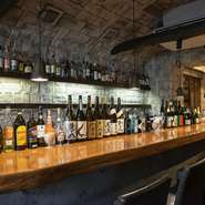 「京赤地鶏」を使った高級焼鳥と100種類以上のお酒を定額料金で楽しめる、コストパフォーマンスに優れた食べ飲み放題が自慢のお店。デート需要も高い北新地エリア、大人な二人のデートに提案したい一軒です。