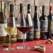 焼鳥と相性の良いワインは、ワインエキスパートのオーナーがセレクト。グラスワインは常時35種類。白ワイン22種、赤ワイン11種、ロゼとスパークリングも各1種と、ワイン好きにも嬉しいラインナップになっています。