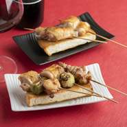 メイン食材の「京赤地鶏」は、当日の朝引いたものを仕入れているため、鮮度の良さは折り紙付き。贅沢な焼鳥を心行くまで楽しめる一方、価格帯はリーズナブル。男性8,800円・女性6,800円の定額制も嬉しい要素です。