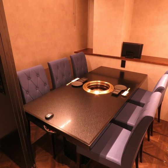 2〜6名で使用できる落ち着いた雰囲気の個室を、多数完備