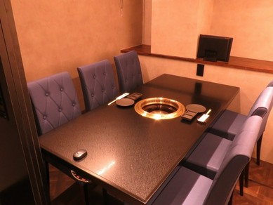 2〜6名で使用できる落ち着いた雰囲気の個室を、多数完備