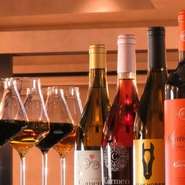 月替わりで、赤ワインと白ワインをそれぞれ2種類ず楽しめるようにセレクト。まずは軽いタッチのワインから始め、メインの焼肉には芳醇で深みのある赤ワインはいかがでしょう。
