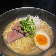 ラーメンには、たっぷりの牛骨から取ったスープが惜しみなく使われています。そのため、あっさりとしながらもコクのある仕上がりに。「〆には、このラーメン！」と、決めている人も多いようです。