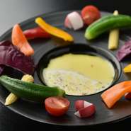 おいしさはもちろん、見た目のインパクトも大切にしています。映え料理で女性のテンションもアップ。焼肉の間に野菜も食べたい女性のために、『バーニャカウダ』のような野菜をメインにした料理も揃えています。