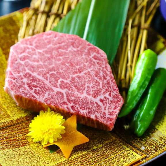 赤身のおいしさと脂の甘みを楽しむために厳選した『ヒレ』
