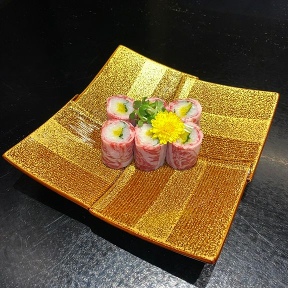 酢飯と大葉と沢庵を、薄切りサーロインで巻き上げた『サーロインのトロたく巻き』