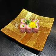 口の中の体温でサーロインがとろけていく、店の大人気メニュー。酢飯の酸味、爽やかな大葉の香り、沢庵の歯触りや塩味が、口の中をサッパリさせてくれます。