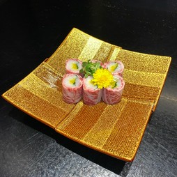 酢飯と大葉と沢庵を、薄切りサーロインで巻き上げた『サーロインのトロたく巻き』