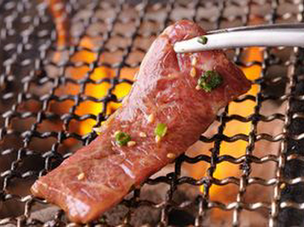 家族団らんにぴったり！ゆったり座れる広々空間とおいしい肉