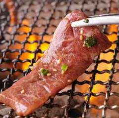 家族団らんにぴったり！ゆったり座れる広々空間とおいしい肉
