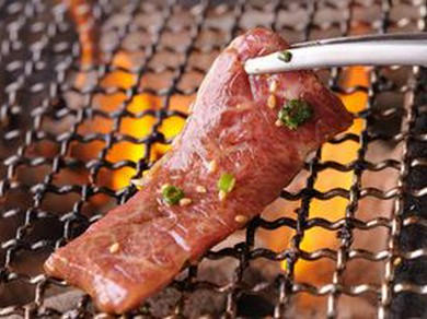 家族団らんにぴったり！ゆったり座れる広々空間とおいしい肉