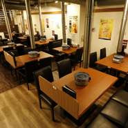 会食や接待、飲み会にも最適なお店。コース料理はボリューム満点で、お腹いっぱい楽しめる内容です。おいしい料理と活気のある雰囲気で、カジュアルなビジネスシーンにもぴったり。