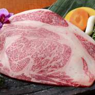 国産の上質なサーロインが使用されており、肉本来の旨みを存分に味わえます。特に外国の方に人気があり、多くのゲストがオーダー。塩やタレなど、好みの味付けで楽しめるのも魅力です。