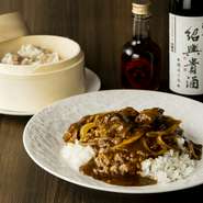 数々のメディアに取り上げられ、横浜中華街で爆発的人気の『牛バラ肉カレーご飯』を、コレットマーレ店でも提供いたします。まその美味しさが口コミで広がり、今や保昌の看板料理となりました。