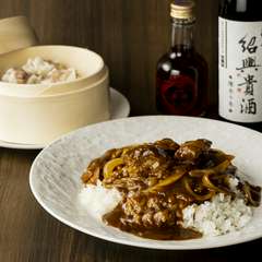 横浜中華街で多くの人々を魅了した「牛バラ肉カレーご飯」