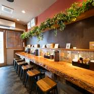 落ち着きある雰囲気の店内は、お一人様はもちろん、友人との食事にも最適。人数や時間帯を問わず使いやすい空間です。くつろぎの空間でラーメンを楽しめます。