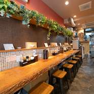 カウンター席をメインとした店内は、奥に目を向けると調理の様子を眺めることもできる、ライブ感のある構造。ラーメンの到着を待つ時間もささやかな喜びを与えてくれます。