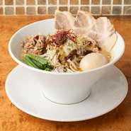 しっかりとした食べ応えの一杯。味噌と鶏白湯で濃厚な味わい仕立てたスープに、食欲を掻き立てるニンニクの風味をプラス。満足度抜群の一杯です。