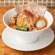 まろやかでクリーミーな鶏白湯スープに、数種の唐辛子と香味油をブレンドした特製旨辛ダレを合わせた一杯。辛さだけでなく、甘み・香ばしさ・コクのすべてが層になった“旨辛”のバランスが絶妙です。