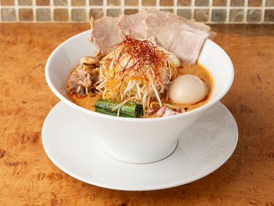 濃厚鶏白湯 × 特製旨辛ダレの二段攻め『特製辛味噌白湯ラーメン』