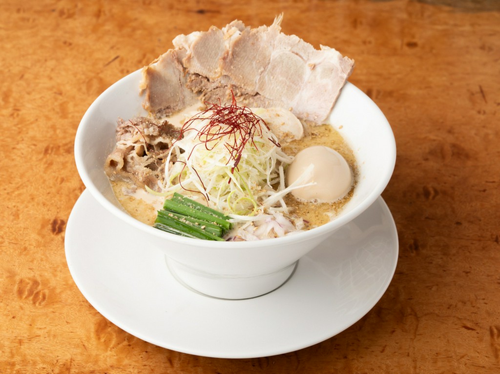 全部のせの贅沢トッピング『特製濃厚鶏白湯ラーメン』