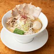 鶏料理を味わうような満足感の『鶏白湯ラーメン』に、豚＆鶏の低温調理チャーシュー・とろとろ半熟味玉・和牛肉しぐれ・白髪ネギ・アーリーレッドをトッピング。見た目も食べ応えも大満足の一杯です。