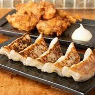 ラーメンだけでなく、サイドメニューも自信あり。餃子は特製“味噌ダレ”を餡に使用。しっかり味がついているのでタレなしでも絶品。香ばしい焼き目とモチモチの皮が、口の中でじゅわっと弾ける瞬間がたまりません。