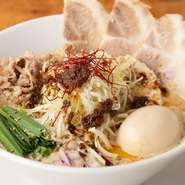 スープは、味噌と鶏白湯を掛け合わせることで【猿のすけ】独自の深みある味わいに。麺はスープとよく絡む中太麺。豚・鶏チャーシューに、白髪ネギやアーリーレッドで食感の楽しさも演出しています。