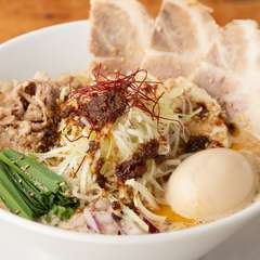 スープ・麺・トッピングへのこだわりが、深みある味わいを演出