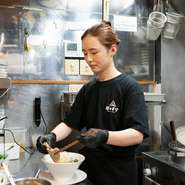 お一人様でも気軽に入りやすい雰囲気もお店の特徴。一見さんも歓迎です。お酒もあるため、ふらっと立ち寄り一杯楽しむのもオススメ。気さくなスタッフの心地よい距離感も魅力です。