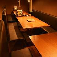 全80席の広びろとした店内。気兼ねない各種宴会や、家族揃っての食事会などにオススメです。飲み放題が付いたコースも複数あるので、価格や人数、内容で選ぶのもいいかもしれません。