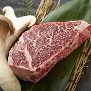 精肉店直営だからこその高品質＆低価格。上質な黒毛和牛を、肉匠の目利きで厳選して仕入れています。佐賀牛、宮崎牛を始めとした国産和牛を使い、熟練の包丁技術で捌き、自信を持った逸品になります。