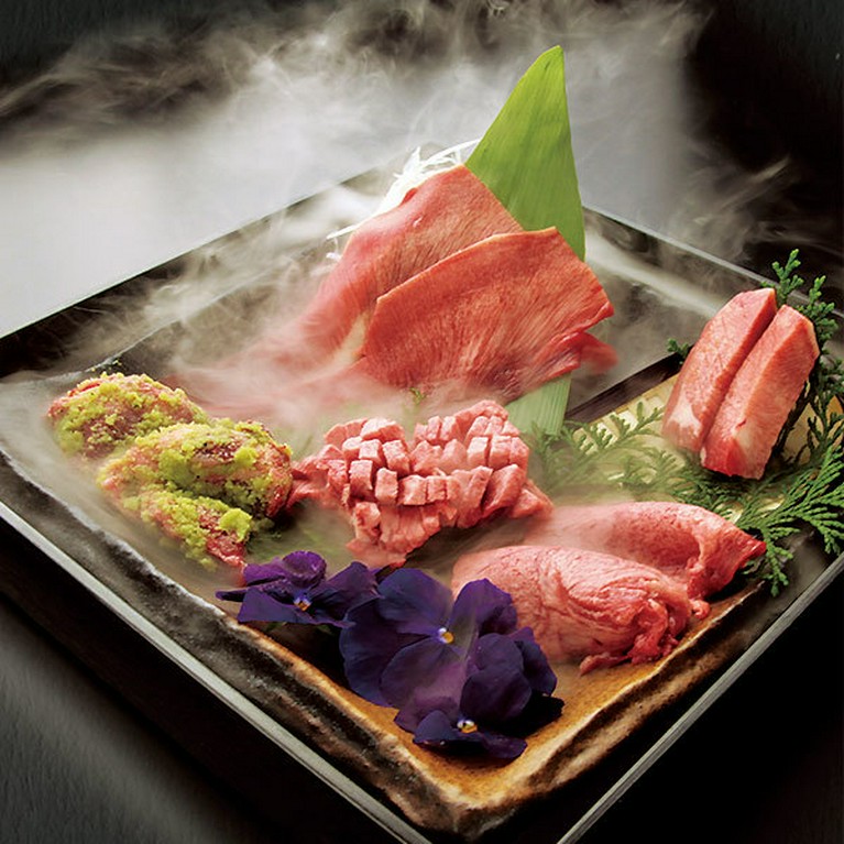 玉手箱のような演出で、SNS映えもバツグン。五種五通りの食べ方ができる人気の逸品『牛虎特製タン五種盛』