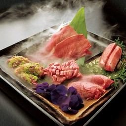 玉手箱のような演出で、SNS映えもバツグン。五種五通りの食べ方ができる人気の逸品『牛虎特製タン五種盛』