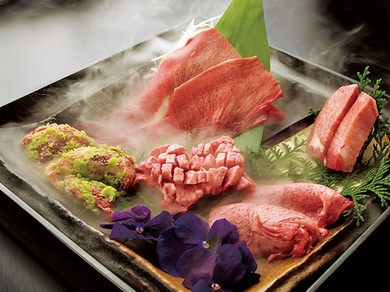 玉手箱のような演出で、SNS映えもバツグン。五種五通りの食べ方ができる人気の逸品『牛虎特製タン五種盛』