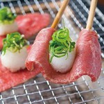 精肉店直営ならではの【肉匠 牛虎】の名物メニュー。希少部位をあっさりと『ミスジの薄切りおろしポン酢』