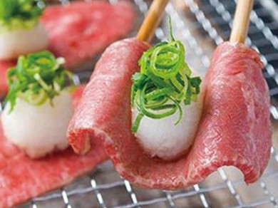 精肉店直営ならではの【肉匠　牛虎】の名物メニュー。希少部位をあっさりと『ミスジの薄切りおろしポン酢』