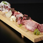 それぞれ違った味覚を堪能できる。【肉匠 牛虎】のオリジナルメニュー『ハラミ六種食べ比べ盛り』