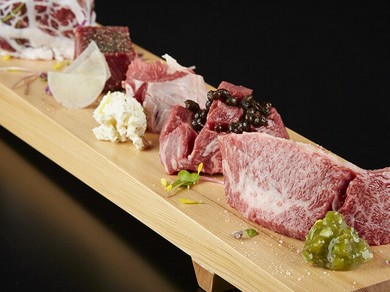 それぞれ違った味覚を堪能できる。【肉匠　牛虎】のオリジナルメニュー『ハラミ六種食べ比べ盛り』