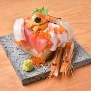 海老、タコ、マグロ、イクラ、ウニなど新鮮な海の幸をふんだんに使用した当店のオススメメニュー。ファーストドリンクと一緒に是非ご注文ください！