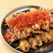 当店名物の鶏皮串。お酒との相性は抜群です。