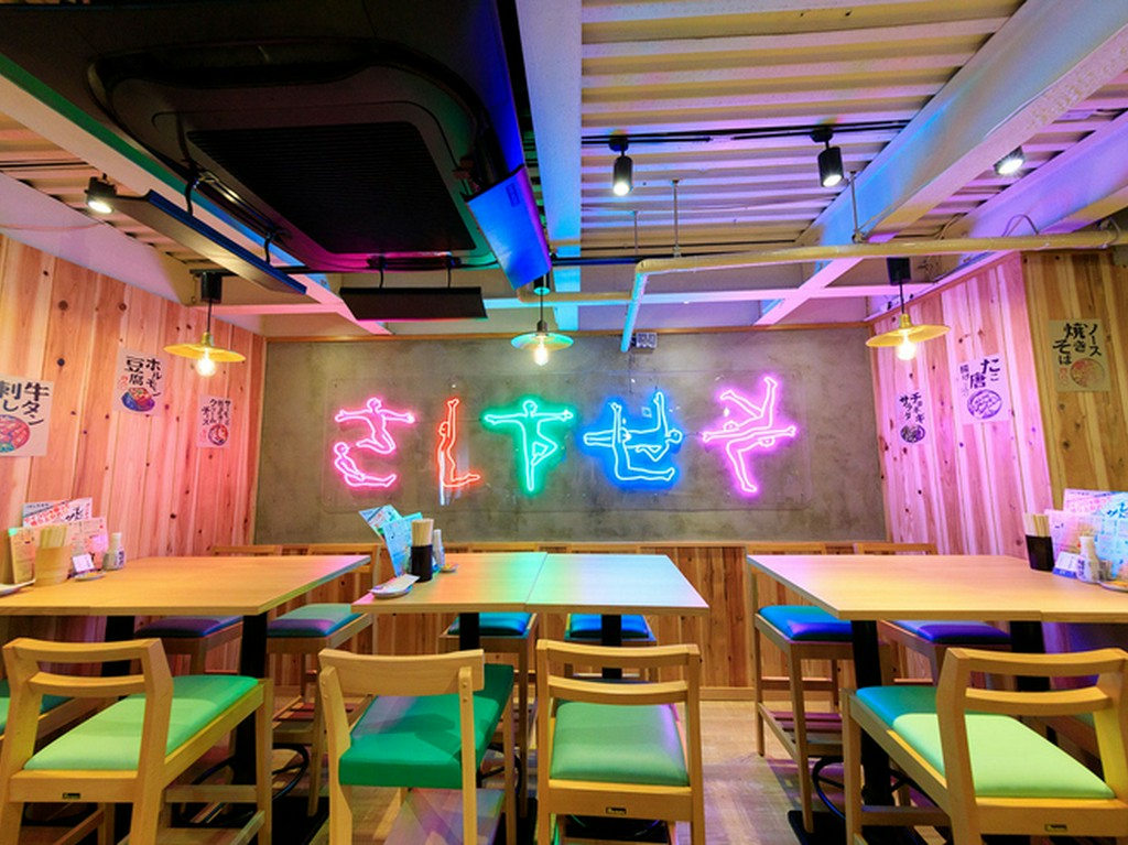 ネオンが綺麗な広々とした地下フロア