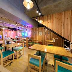 地下にはオシャレなドリンクカウンターも◎2名席も御座います。