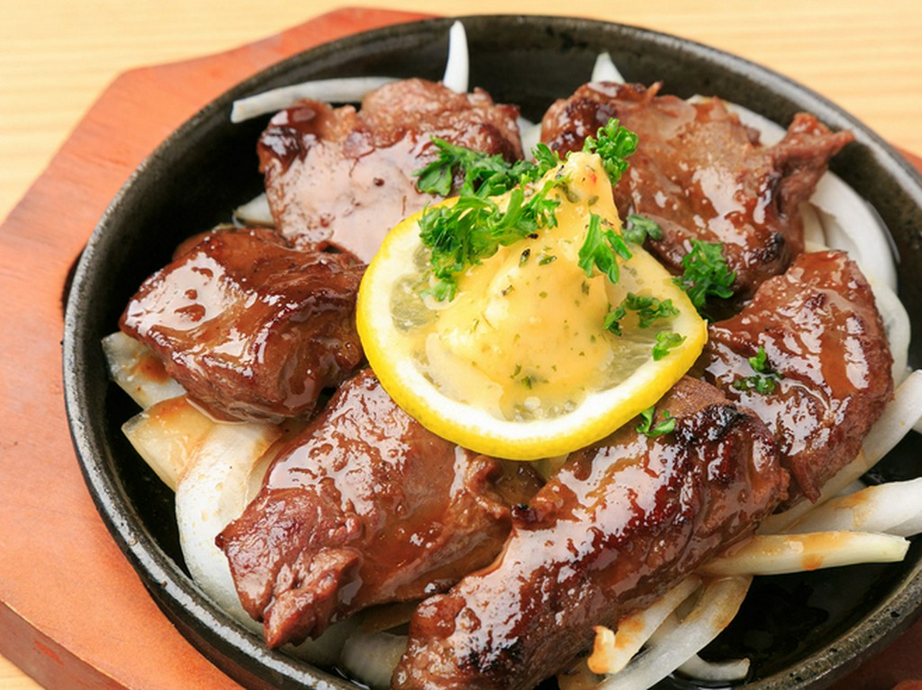 居酒屋の定番メニューや和食を中心とした多国籍料理店