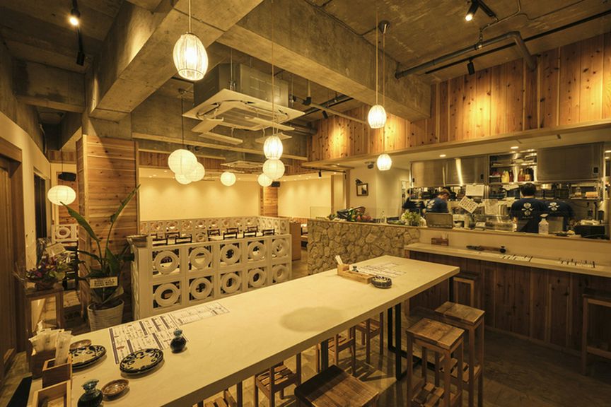 八重山ならではの趣きをモチーフにしたスタイリッシュな空間