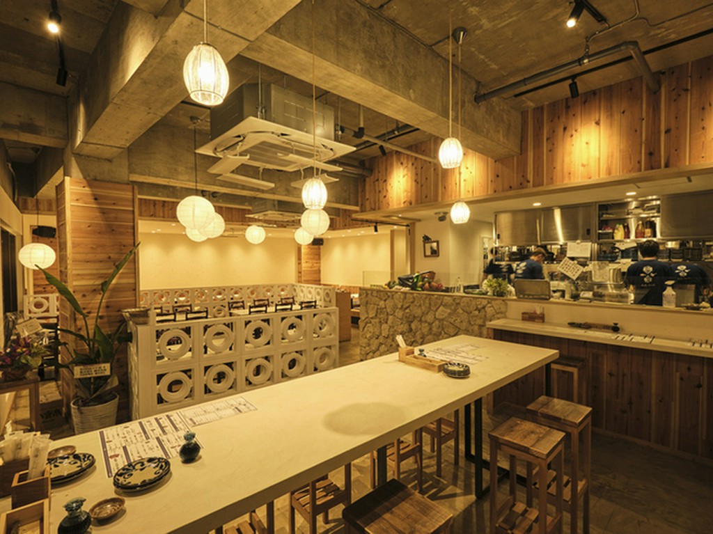 八重山ならではの趣きをモチーフにしたスタイリッシュな空間