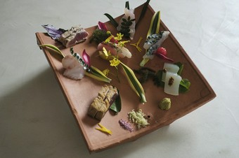 ハイビスカスの塩、レモン＆ライムの塩、自家製の刺身醤油で味わう『名物　八重山産　お刺身6種盛り』